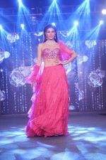 Jacqueline Fernandez The Ramp As ShowStopper For Designer Shehlaa Khan At The Wedding Junction Show on 28th Oct 2018 (5)_5bd81cb1c4aa9.JPG