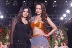 Malaika Arora Walk The Ramp As ShowStopper For Designer Kehia At The Wedding Junction Show on 28th Oct 2018 (23)_5bd81e4c3a791.JPG