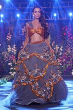 Malaika Arora Walk The Ramp As ShowStopper For Designer Kehia At The Wedding Junction Show on 28th Oct 2018 (9)_5bd81c876f000.JPG
