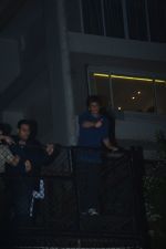 Shahrukh Khan waves to his fans on his birthday at his bandra residence on 1st Nov 2018 (15)_5bdc16d7c1262.JPG