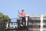 Shahrukh Khan And AbRam WAVES At FANS Outside Mannat 53rd Birthday Celebration With Fans on 2nd Nov 2018 (14)_5bdfe6901a926.JPG