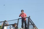 Shahrukh Khan And AbRam WAVES At FANS Outside Mannat 53rd Birthday Celebration With Fans on 2nd Nov 2018 (24)_5bdfe6a217394.JPG
