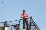 Shahrukh Khan And AbRam WAVES At FANS Outside Mannat 53rd Birthday Celebration With Fans on 2nd Nov 2018 (25)_5bdfe6a4214e2.JPG