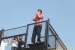 Shahrukh Khan And AbRam WAVES At FANS Outside Mannat 53rd Birthday Celebration With Fans on 2nd Nov 2018 (36)_5bdfe6bc73b23.JPG