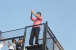 Shahrukh Khan And AbRam WAVES At FANS Outside Mannat 53rd Birthday Celebration With Fans on 2nd Nov 2018 (37)_5bdfe6be72a88.JPG