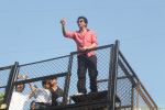 Shahrukh Khan And AbRam WAVES At FANS Outside Mannat 53rd Birthday Celebration With Fans on 2nd Nov 2018 (38)_5bdfe6c15665e.JPG