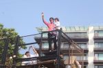 Shahrukh Khan And AbRam WAVES At FANS Outside Mannat 53rd Birthday Celebration With Fans on 2nd Nov 2018 (4)_5bdfe67bdcc86.JPG