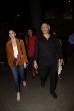 Alia Bhatt, Mahesh Bhatt spotted at airport on 11th Nov 2018 (6)_5bea6fae13222.JPG
