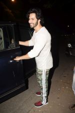 Varun Dhawan Spotted At Gym In Juhu on 14th Nov 2018 (11)_5bed2855bbbe7.JPG
