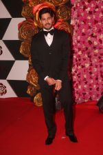 Sidharth Malhotra at the Red Carpet of Lux Golden Rose Awards 2018 on 18th Nov 2018 (73)_5bf3a9475d1b3.jpg