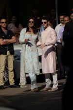 Priyanka  Chopra and Nick Jonas posing for media after finishing their wedding puja at her Versova House on 28th Nov 2018 (35)_5bff90ce45857.JPG