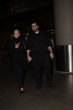 Goldie Behl with Sonali Bendre returns from USA after her treatment on 2nd Dec 2018 (3)_5c076e4e7a25c.JPG