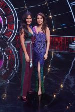 Katrina Kaif, Anushka Sharma with team Zero on the sets of Indian Idol Grand Finale in Yashraj Studio, Andheri on 19th Dec 2018 (54)_5c1b38532b786.JPG