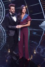 Katrina Kaif, Manish Paul with team Zero on the sets of Indian Idol Grand Finale in Yashraj Studio, Andheri on 19th Dec 2018 (48)_5c1b3854d0020.JPG