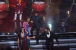 Katrina Kaif, Shah Rukh Khan, Anushka Sharma with team Zero on the sets of Indian Idol Grand Finale in Yashraj Studio, Andheri on 19th Dec 2018 (10)_5c1b3864397d3.JPG