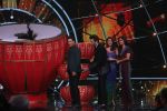 Katrina Kaif, Shah Rukh Khan, Anushka Sharma with team Zero on the sets of Indian Idol Grand Finale in Yashraj Studio, Andheri on 19th Dec 2018 (36)_5c1b3867c077c.JPG