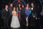 Katrina Kaif, Shah Rukh Khan, Anushka Sharma with team Zero on the sets of Indian Idol Grand Finale in Yashraj Studio, Andheri on 19th Dec 2018 (48)_5c1b386988d3b.JPG