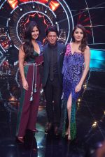 Katrina Kaif, Shah Rukh Khan, Anushka Sharma with team Zero on the sets of Indian Idol Grand Finale in Yashraj Studio, Andheri on 19th Dec 2018 (66)_5c1b38713cc16.JPG