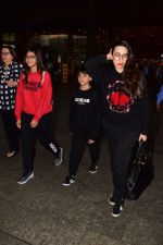 Karishma Kapoor spotted at airport with her family on 2nd Jan 2019 (3)_5c2cc9f213cf6.jpg
