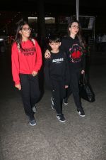 Karisma Kapoor with family spotted at airport in mumbai on 2nd Jan 2019 (28)_5c2db23889c6e.JPG