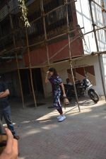 Kanika Kapoor spotted at pilatis gym in khar on 10th Jan 2019 (7)_5c384c5ac0a94.JPG
