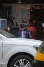 Karan Singh Grover Spotted At Bandra  (18)_5c38308687116.JPG