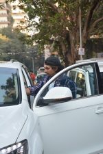 Karan Singh Grover Spotted At Bandra  (20)_5c38308a2ce0b.JPG