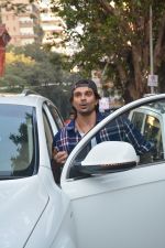 Karan Singh Grover Spotted At Bandra  (23)_5c38309031fda.JPG