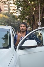 Karan Singh Grover Spotted At Bandra  (24)_5c383092194fc.JPG