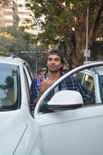 Karan Singh Grover Spotted At Bandra  (25)_5c383093d8430.JPG