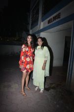 Pooja Hegde with mother spotted at bandra on 19th Jan 2019 (10)_5c456bd00f056.JPG