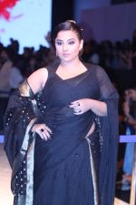 Vidya Balan at Anavila Fashion Show on 2nd Feb 2019 (13)_5c57f50ce1695.jpg