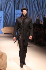 Aditya Roy Kapoor walk the ramp for Kunal Rawal at Lakme Fashion Week 2019  on 3rd Feb 2019  (15)_5c593e26e48d8.jpg