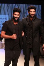 Aditya Roy Kapoor walk the ramp for Kunal Rawal at Lakme Fashion Week 2019  on 3rd Feb 2019  (22)_5c593e34ebffd.jpg