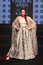Karisma Kapoor walk the Ramp on Day 5 at Lakme Fashion Week 2019 on 3rd Feb 2019 (129)_5c593f64073d1.jpg