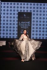 Karisma Kapoor walk the Ramp on Day 5 at Lakme Fashion Week 2019 on 3rd Feb 2019 (134)_5c593f6d43715.jpg