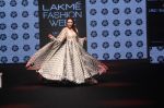 Karisma Kapoor walk the Ramp on Day 5 at Lakme Fashion Week 2019 on 3rd Feb 2019 (139)_5c593f78e9dca.jpg