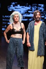 Model Walk the Ramp for on Day 2 at Lakme Fashion Week 2019 on 2nd Feb 2019 (64)_5c59397fe3abc.jpg