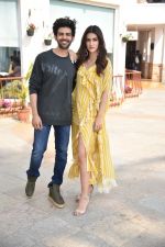 Kartik Aaryan and Kriti Sanon at the promotion of film Luka Chuppi on 20th Feb 2019 (16)_5c6fa62635cd6.jpg