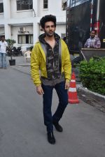 Kartik Aaryan on super dancer chapter 3 on 25th Feb 2019 (10)_5c763d33a87b6.jpg