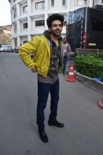 Kartik Aaryan on super dancer chapter 3 on 25th Feb 2019 (9)_5c763d3206af7.jpg