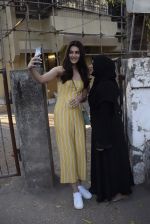 Kriti Sanon spotted at Kromkay juhu on 25th Feb 2019 (39)_5c763d165bb59.jpg