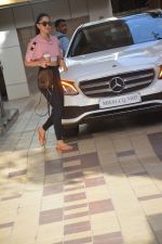 Kiara Advani spotted at dance class in bandra on 11th March 2019 (4)_5c87772901d43.JPG