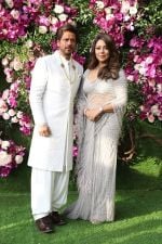 Shahrukh Khan, Gauri Khan at Akash Ambani & Shloka Mehta wedding in Jio World Centre bkc on 10th March 2019 (19)_5c876f2c9b366.jpg