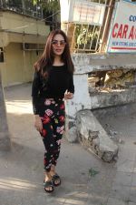 Esha Gupta spotted at Kromakay juhu on 20th March 2019 (5)_5c933663179b3.JPG