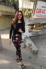 Esha Gupta spotted at Kromakay juhu on 20th March 2019 (6)_5c933666ccde8.JPG