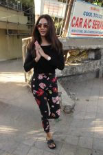 Esha Gupta spotted at Kromakay juhu on 20th March 2019 (8)_5c93366f7a69b.JPG