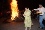 Poonam Sinha & others spotted doing Holi Pujan at juhu on 20th March 2019 (12)_5c9336a75ced8.JPG