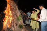 Poonam Sinha & others spotted doing Holi Pujan at juhu on 20th March 2019 (5)_5c933695c143e.JPG