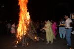 Poonam Sinha & others spotted doing Holi Pujan at juhu on 20th March 2019 (7)_5c93369b32ef5.JPG